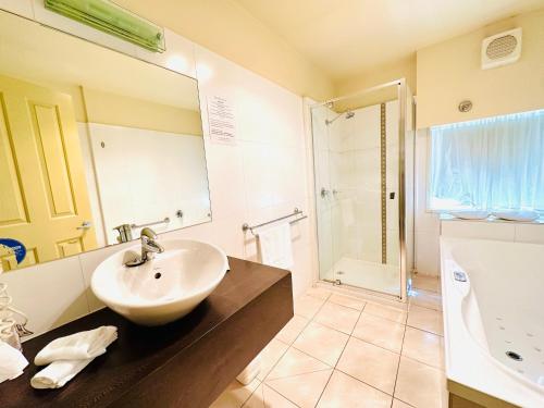 un bagno con lavandino, doccia e vasca di City Views Ballarart a Ballarat