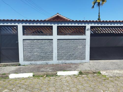 a pair of garage doors in front of a building at Família Bonette in Cananéia