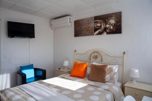 Un dormitorio con una cama y un cuadro en la pared. en Just4u Apartment 2, en Almada