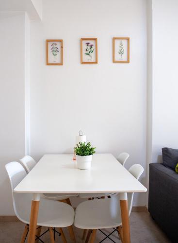 a white dining room table with white chairs at Just4uApartment 2 - Near Lisbon & Beach - With AC in Almada