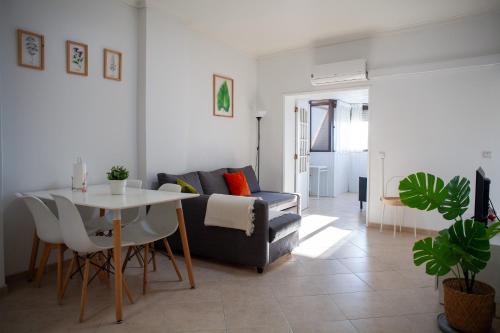 ein Wohnzimmer mit Sofa und Tisch in der Unterkunft Just4uApartment 2 - Near Lisbon & Beach - With AC in Almada