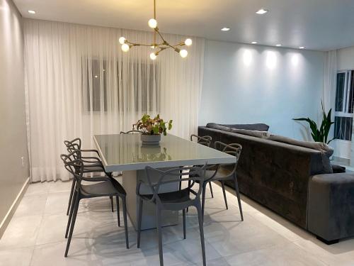 a dining room with a table and a couch at Casa 600 Campina Grande in Campina Grande