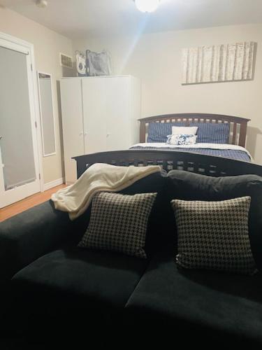 sypialnia z 2 łóżkami i kanapą z poduszkami w obiekcie RoseT w mieście Halifax