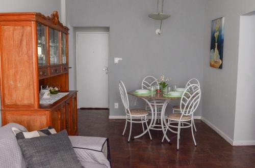 a living room with a dining room table and chairs at Refúgio pra sua família in Guarapari