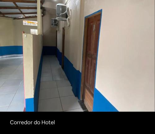 einen Korridor eines Krankenhauses mit Tür in einem Zimmer in der Unterkunft Hotel Divino in Caissara