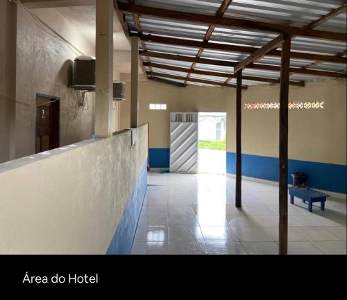 Zimmer mit einem Flur mit einer Bank und einer Tür in der Unterkunft Hotel Divino in Caissara