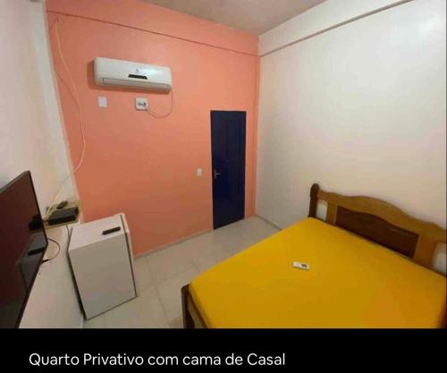 ein Schlafzimmer mit einem Bett und ein Zimmer mit Klimaanlage in der Unterkunft Hotel Divino in Caissara