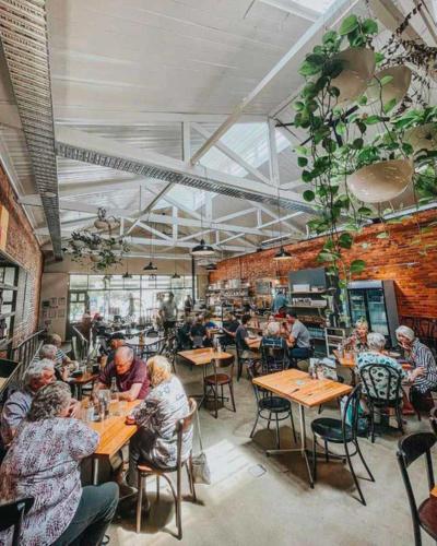 a group of people sitting at tables in a restaurant at Echuca Nirebo Motel in Echuca
