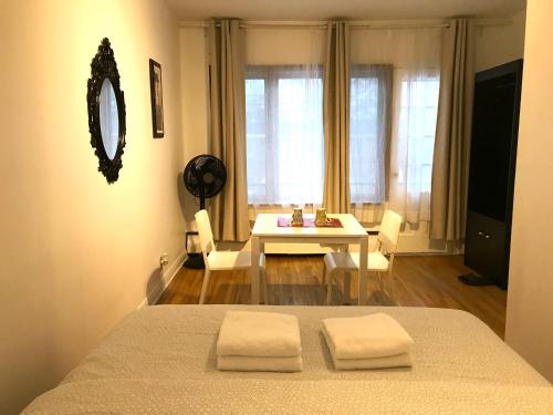 Ένα ή περισσότερα κρεβάτια σε δωμάτιο στο Big Private Room MidMontreal next to station metro - Parking free