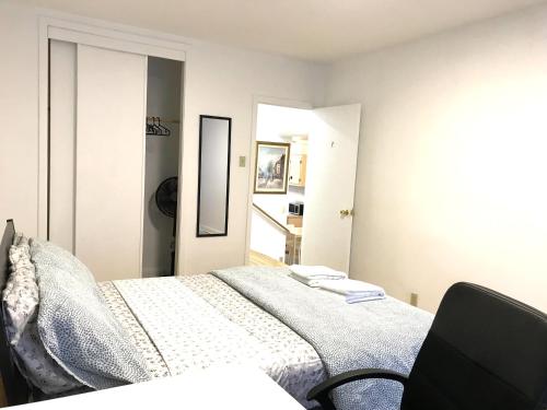 Ένα ή περισσότερα κρεβάτια σε δωμάτιο στο Big Private Room MidMontreal next to station metro - Parking free