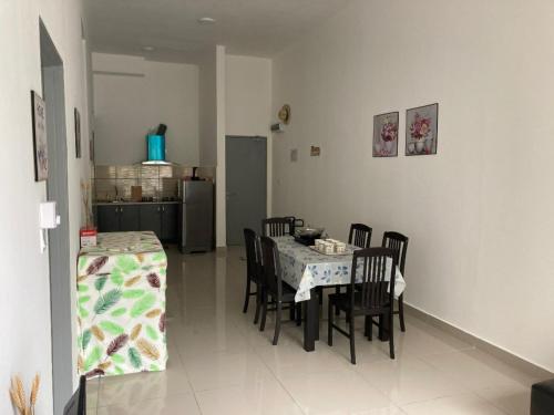 ein Esszimmer mit Tisch und Stühlen und eine Küche in der Unterkunft SmileHome - Palas Horizon Residence 3R2B Homestay in Brinchang