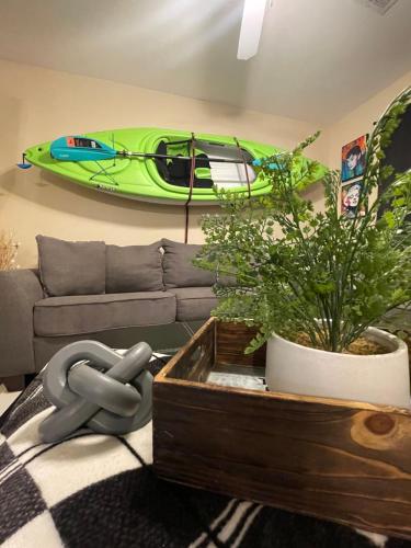 ein Wohnzimmer mit einem Sofa und einem Kajak an der Wand in der Unterkunft Bayou and Beyond: The perfect stay in Monroe