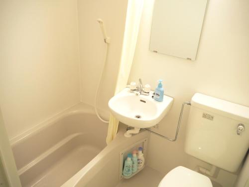 y baño con lavabo, aseo y bañera. en Shinsaibashi East, en Osaka