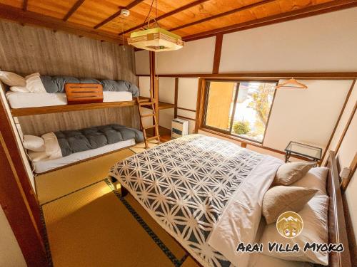 Postel nebo postele na pokoji v ubytování Arai Villa Myoko