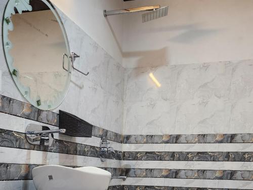 een badkamer met een wastafel en een spiegel bij HILL MOUNT VIEW DALHOUSIE in Chamba