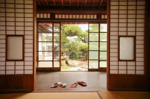 熊野市にあるAbuden in Kumano for women and families 女性と家族専用の宿の床に靴を履いた部屋への開口ドア