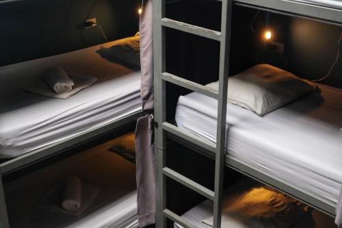 a bunk room with a bed and a bunk room with a bunk bed gmaxwell gmaxwell at Bodhi El Valle in Valle de Anton
