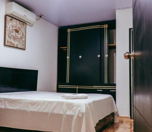 1 dormitorio con 1 cama y ducha. en CASA GOMEZ, en Leticia