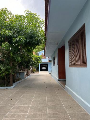 um corredor vazio de um edifício com árvores ao lado em Quarto em casa familiar em São Gabriel
