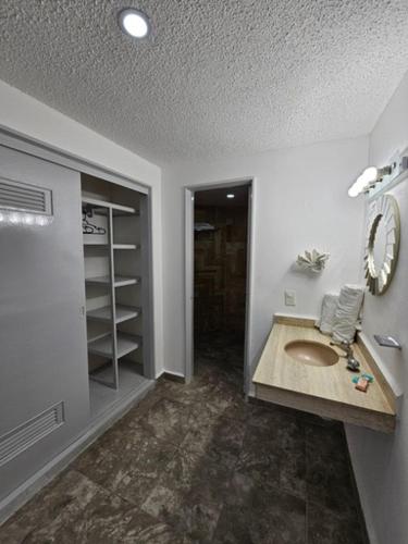 a bathroom with a sink and a mirror at Apartamento Torres gemelas in Acapulco