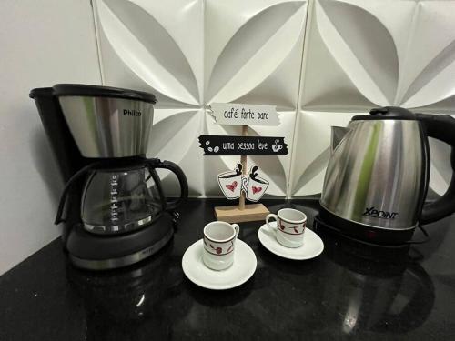 dos tazas de café y una licuadora en una mesa en Casa com 03 quartos proximo a rodoviaria en Uruguaiana