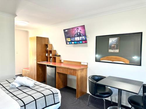 TV a/nebo společenská místnost v ubytování Mackay Resort Motel
