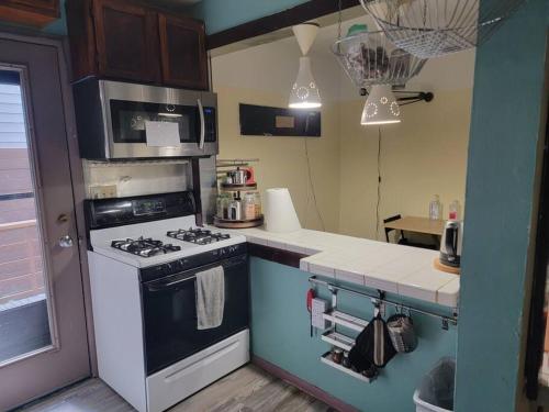 een kleine keuken met een fornuis en een koelkast bij Rock Pad AirBnB in New Haven
