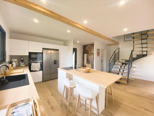 Photo de la galerie de l'établissement Maison 8 pers, calme, 300m du Golfe du Morbihan, grand jardin, proche activités et commerces - FR-1-639-104, à Sarzeau