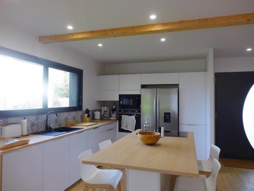 Photo de la galerie de l'établissement Maison 8 pers, calme, 300m du Golfe du Morbihan, grand jardin, proche activités et commerces - FR-1-639-104, à Sarzeau