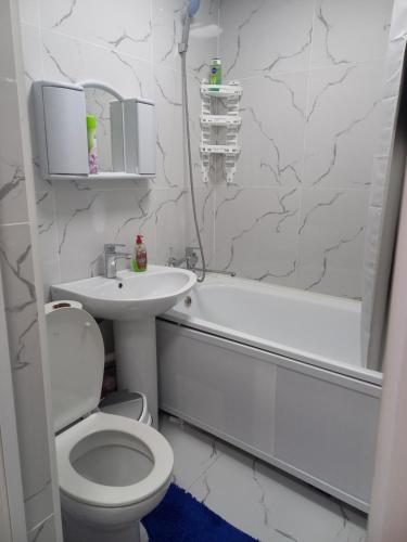 un bagno con un water, un lavandino e una vasca di Apartments a Astana