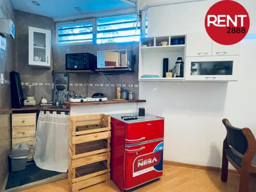 una cocina con nevera roja junto a un mostrador en Rent Ugarte en Buenos Aires
