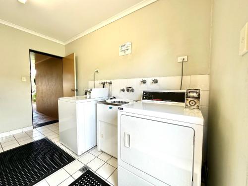 Kuchyň nebo kuchyňský kout v ubytování Mackay Resort Motel