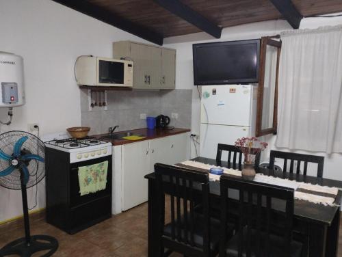 Una cocina o kitchenette en cabañas Los Pinares