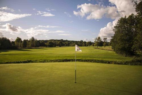 un campo de golf con una bandera en el green en Bills RV parking en Turtletown