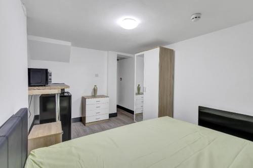 Säng eller sängar i ett rum på 31 Hedley St, Maidstone ME14 5AD