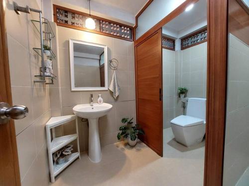 uma casa de banho com um lavatório e um WC em Whales Come to the River - Riverside - 3 rooms on 2nd floor em Ban Bang Phli Nua