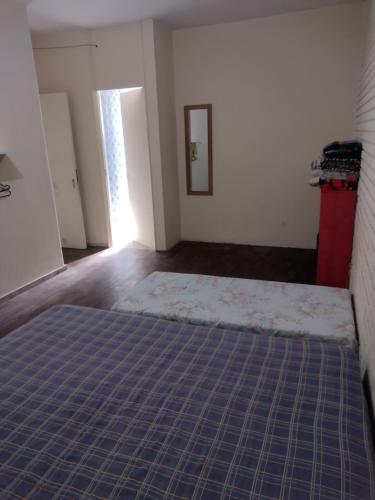 um quarto vazio com uma cama e uma janela em Hostel Aruanda em Belo Horizonte