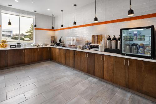 a restaurant with a counter and a food at Hawthorn Extended Stay by Wyndham Williston Burlington in Williston
