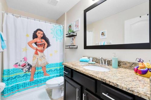 baño con cortina de ducha femenina y lavamanos en *Roseville Disney Villa Pool+BBQ+King Bed+Parks*, en Kissimmee