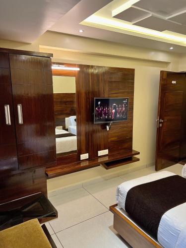 HOTEL REST INNにあるテレビまたはエンターテインメントセンター