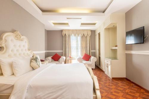 胡志明市的住宿－Corner 280，卧室配有白色的床和电视
