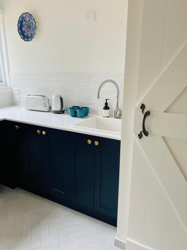Una cocina o zona de cocina en Summit House Armidale - 2 or 4 Bedrooms