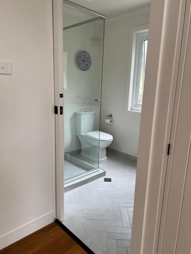Un baño de Summit House Armidale - 2 or 4 Bedrooms