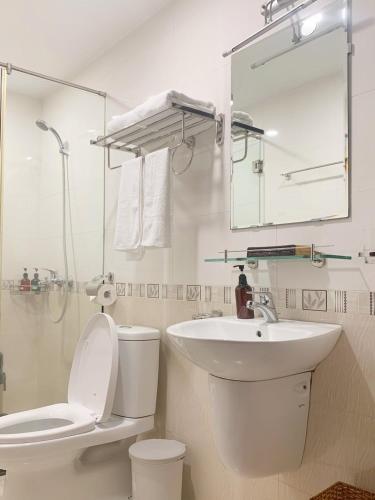 Bilik mandi di Dong Do Hotel