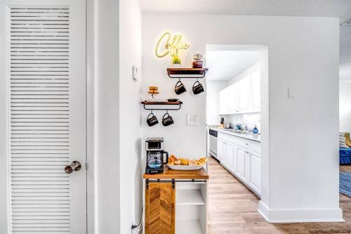 Η κουζίνα ή μικρή κουζίνα στο Chic and Central Condo - Palm Wave Says