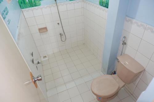 uma casa de banho com um WC e um chuveiro em Buena Lynne's Resort em Balatero