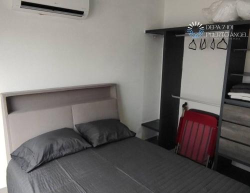 a bedroom with a bed and a dresser and a bed sidx sidx sidx sidx at Encanto de Depa c/ Alberca y Club de Playa Privado in Barra Vieja