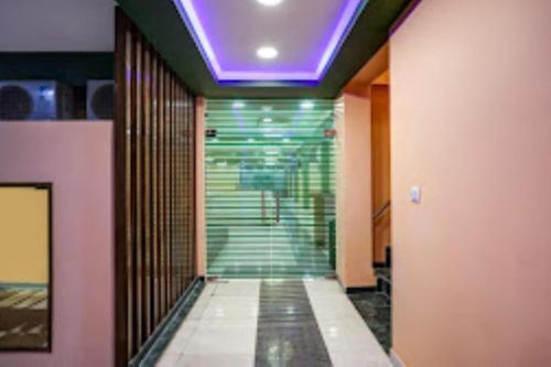 uma passagem com um chuveiro com um tecto roxo em Hotel Green Embassy Meerut em Meerut