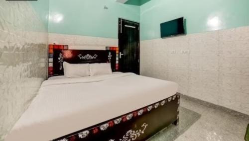 a bedroom with a large bed in a room at Tarun guest house in Palwal