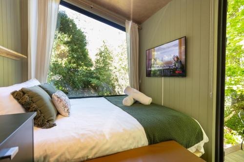 Een bed of bedden in een kamer bij Oaks Tiny Home Kallista